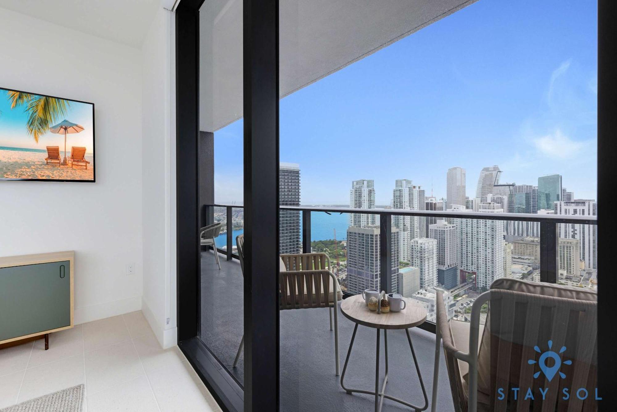 Luxury 2 Bedrooms Balcony Pool & Gym Appartamento *